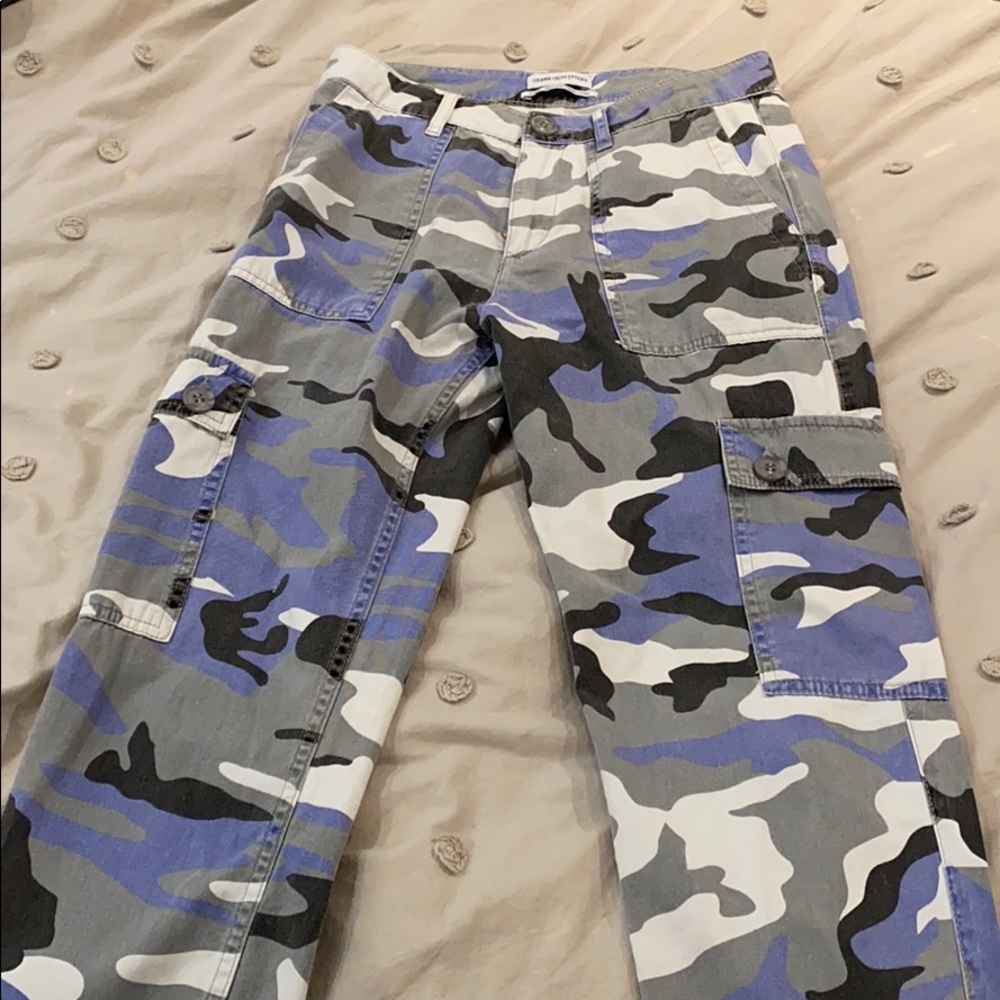 urban outfitters camo cargo pants